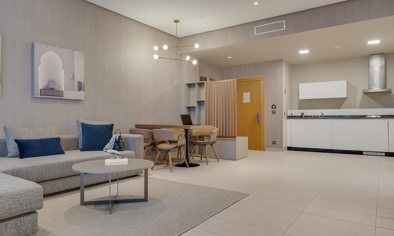 De Premium Familiale Superior Suite van Pestana Casablanca heeft een ruime woonsuite met bank, tv en kitchenette