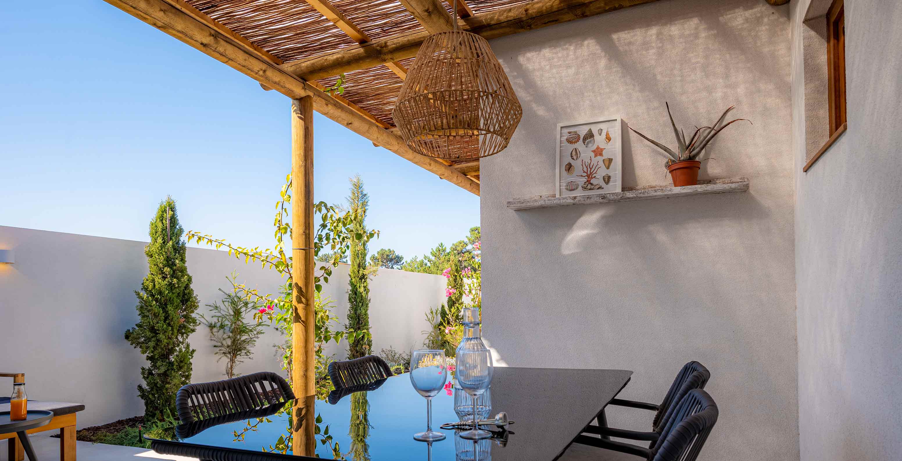 De Standaard Groene Villa bij Pestana Comporta Village Residences heeft een buiteneettafel onder een pergola