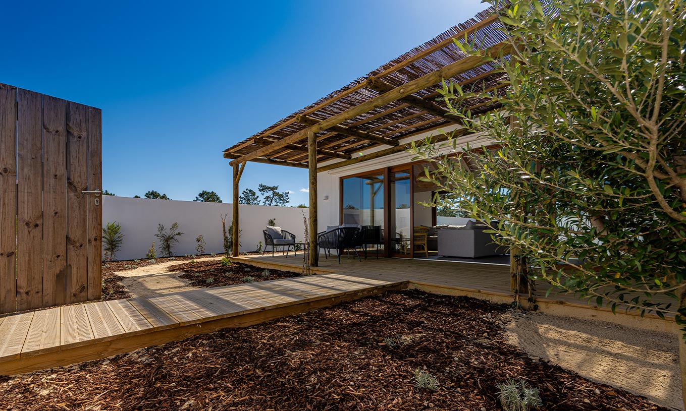 De Premium Groene Villa bij Pestana Comporta Village Residences heeft een dekpatio met een houten pergola voor schaduw