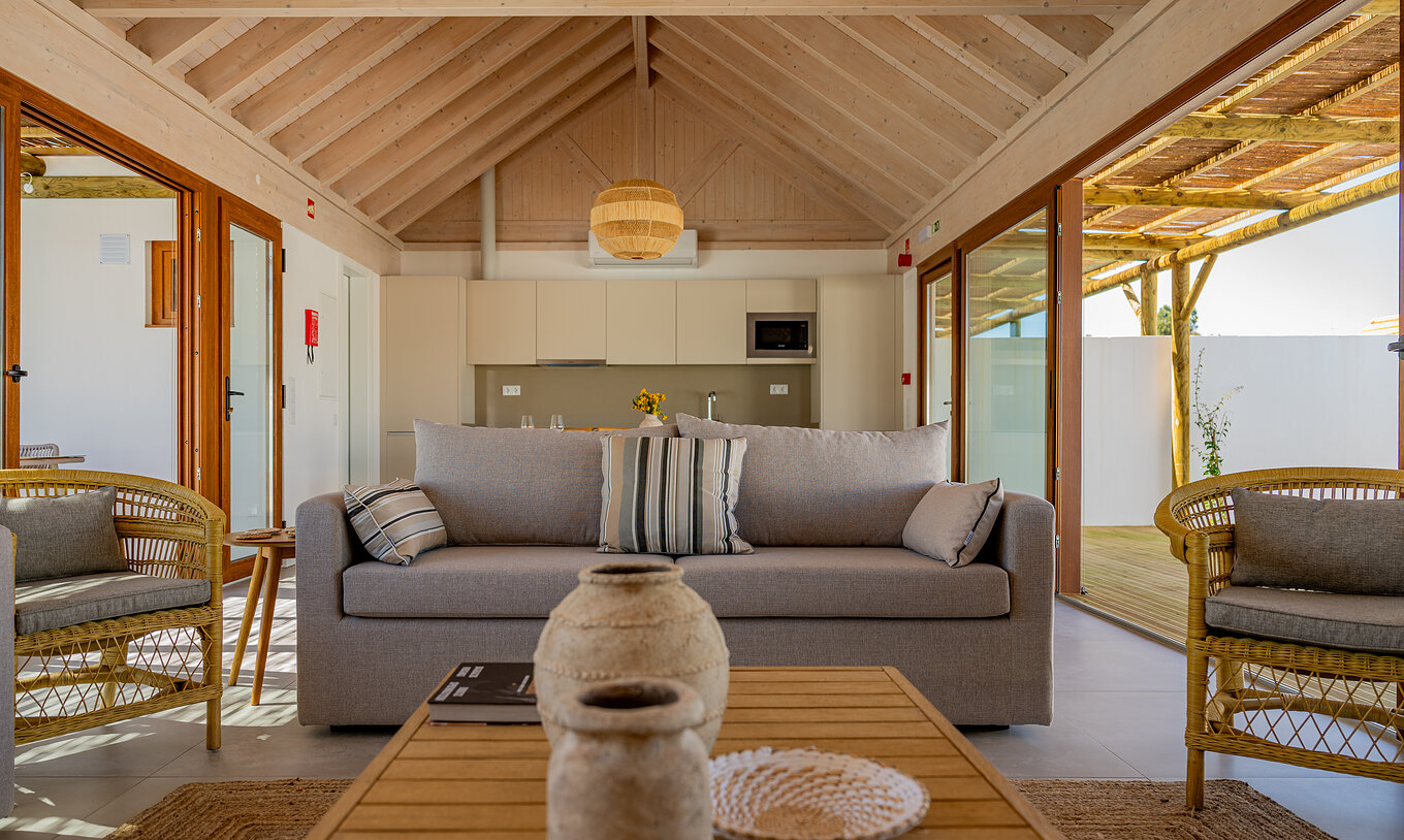 De Premium Villa bij Pestana Comporta Village Residences heeft een lichte woonkamer met een bank en decoratie