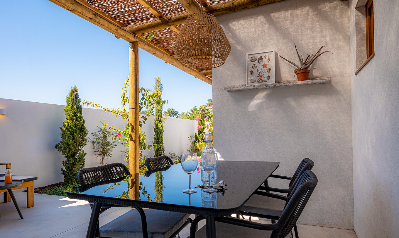 De Standaard Groene Villa bij Pestana Comporta Village Residences heeft een buiteneettafel onder een pergola