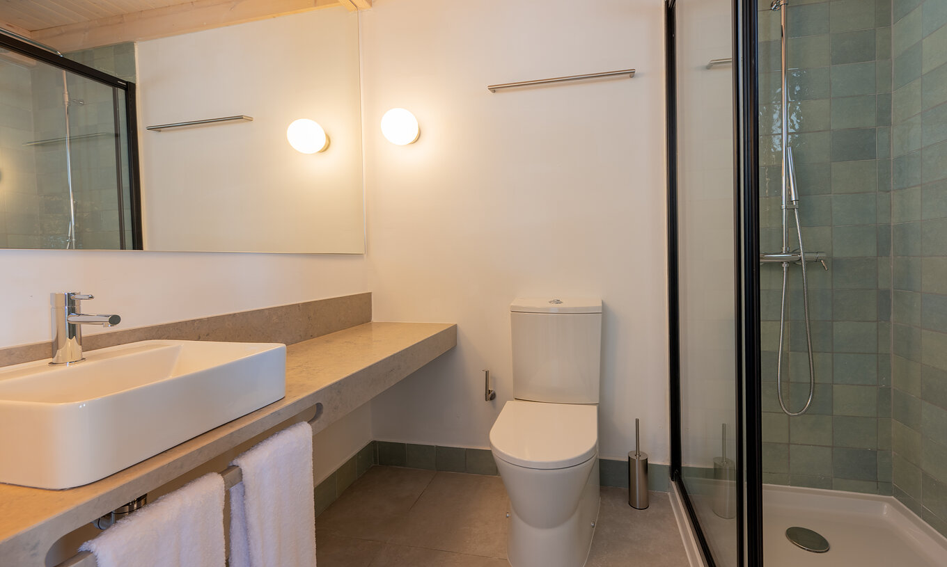 De Standaard Villa bij Pestana Comporta Village Residences heeft een badkamer met een wastafel, een toilet en een douche