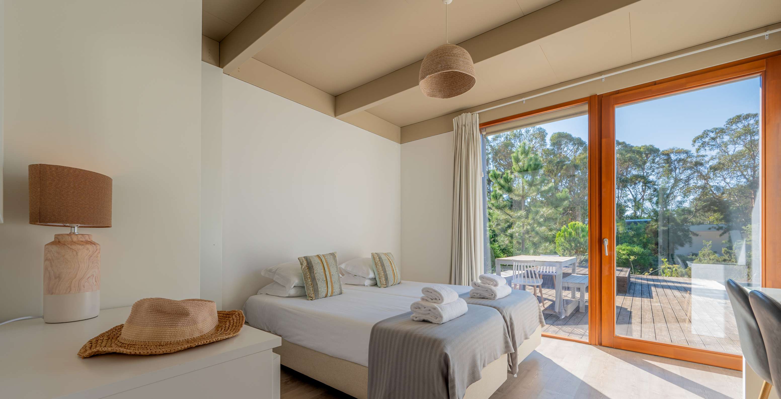 De Beach Villa met Privézwembad van Pestana Tróia Eco Resort heeft een tweepersoonsbed met toegang tot terras