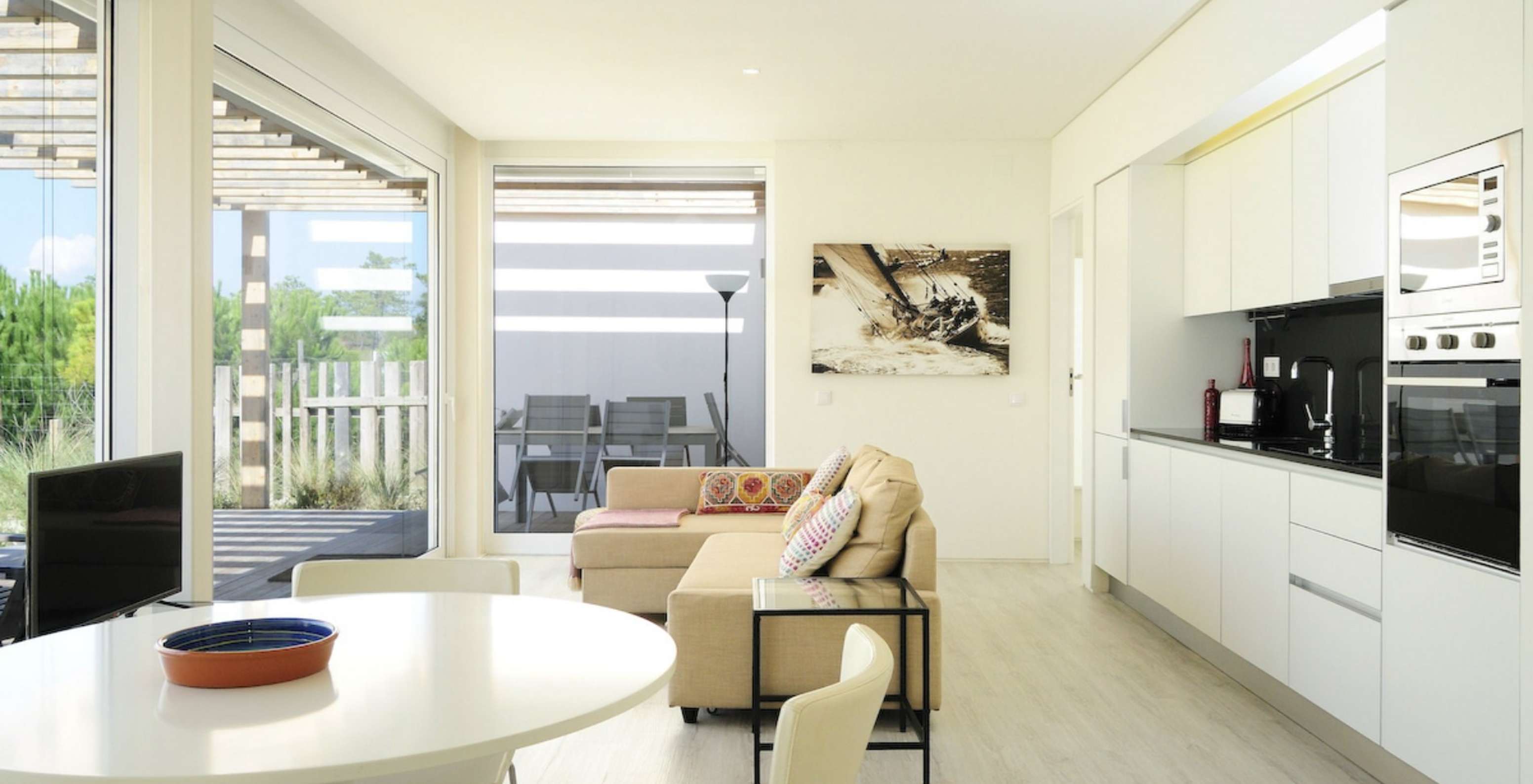 De Green Villa T3 van Pestana Tróia Eco Resort heeft een gecombineerde woonkamer met keuken en eettafel