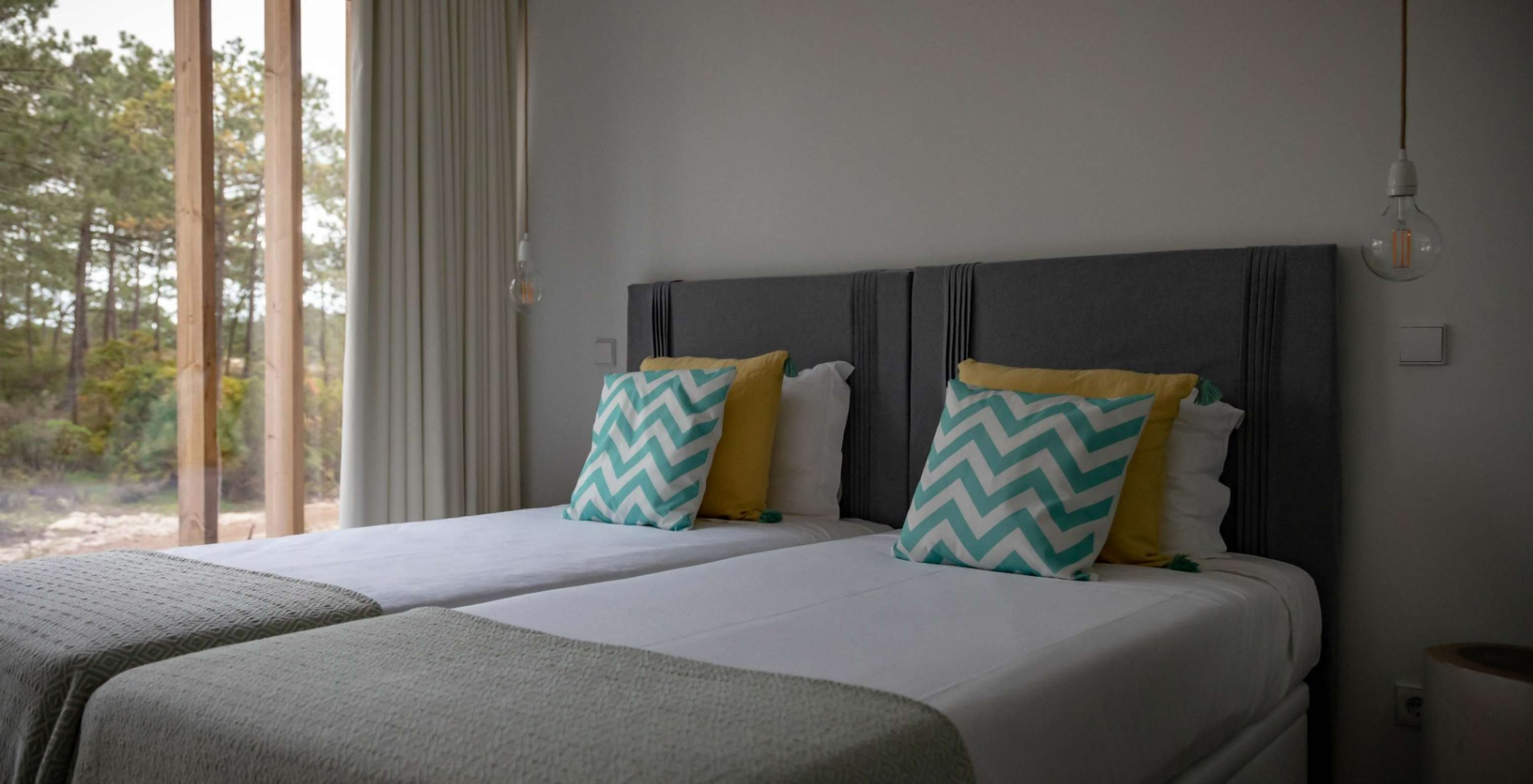 Het Eco Village Appartement Begane Grond Uitzichten van Pestana Tróia Eco Resort heeft twee bedden en twee lampen