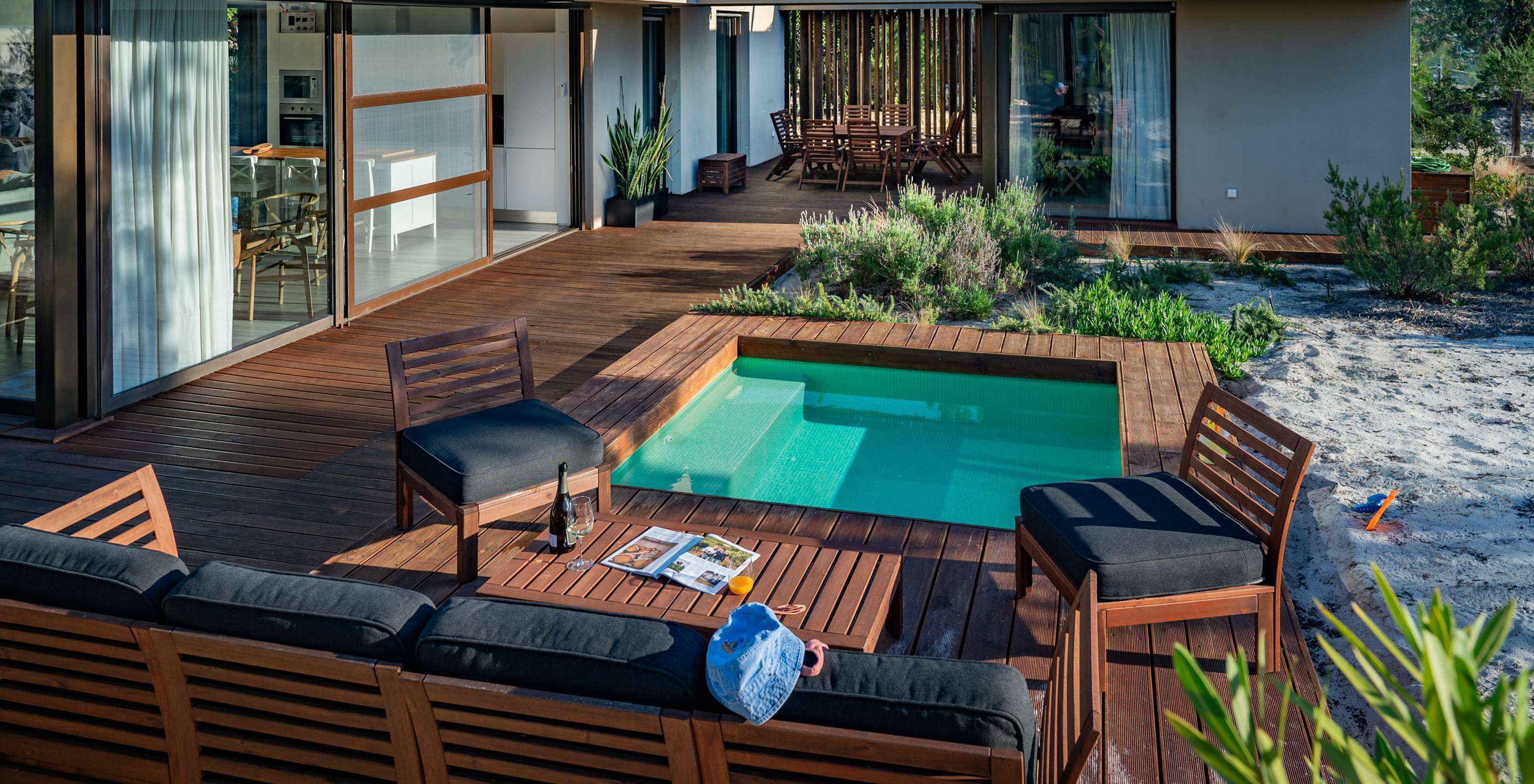 De Beach Villas Kinderspeelplaats van Pestana Tróia Eco Resort hebben banken en stoelen bij het kinderzwembad