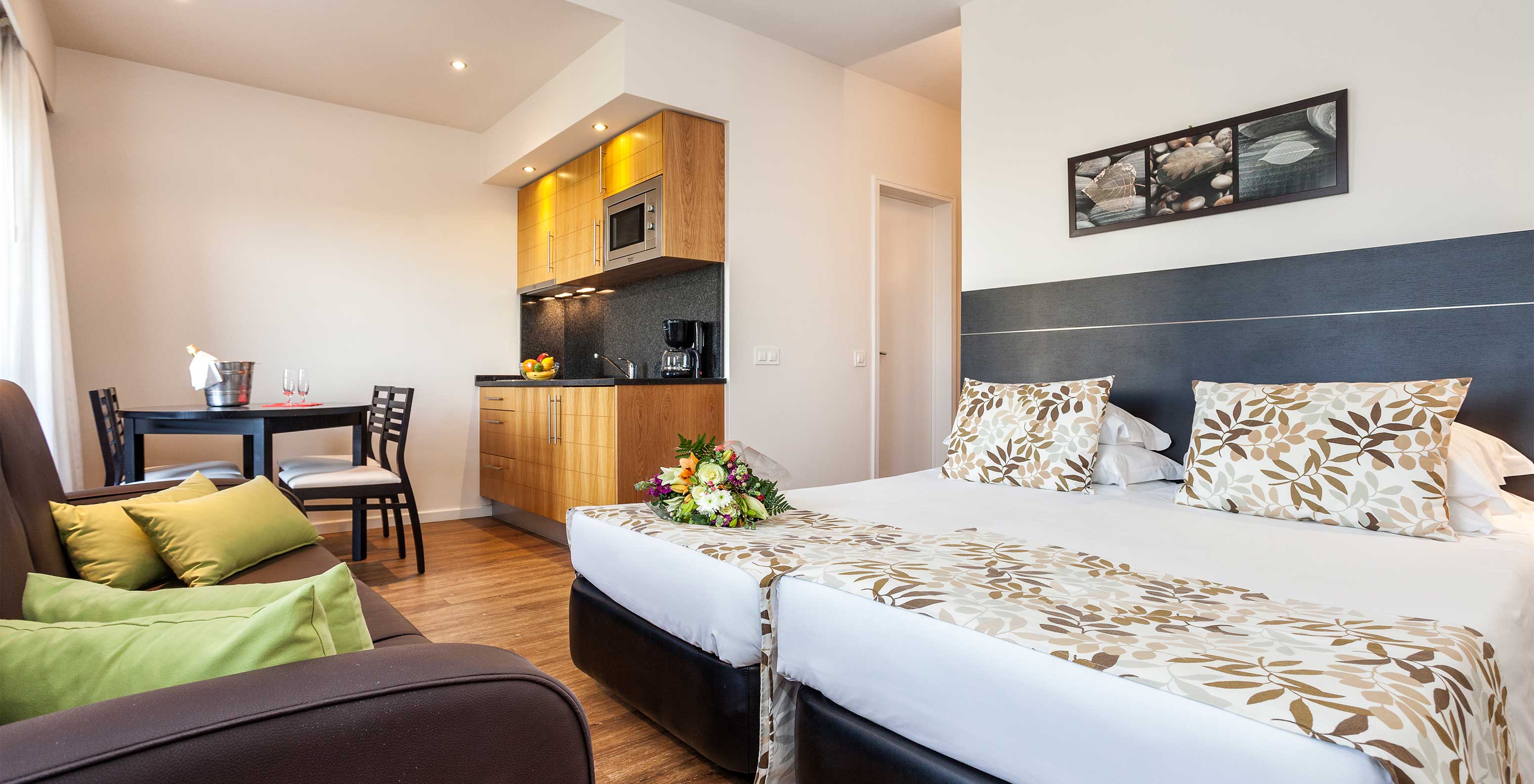 De Studio Vista Jardim van Pestana Alvor Atlântico is een appartement met bed, bank, tafel en een kitchenette