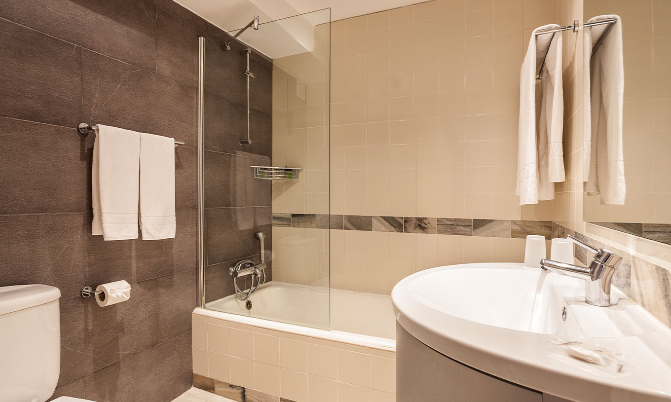 De Studio Vista Mar van Pestana Alvor Atlântico heeft een badkamer met bad en douche