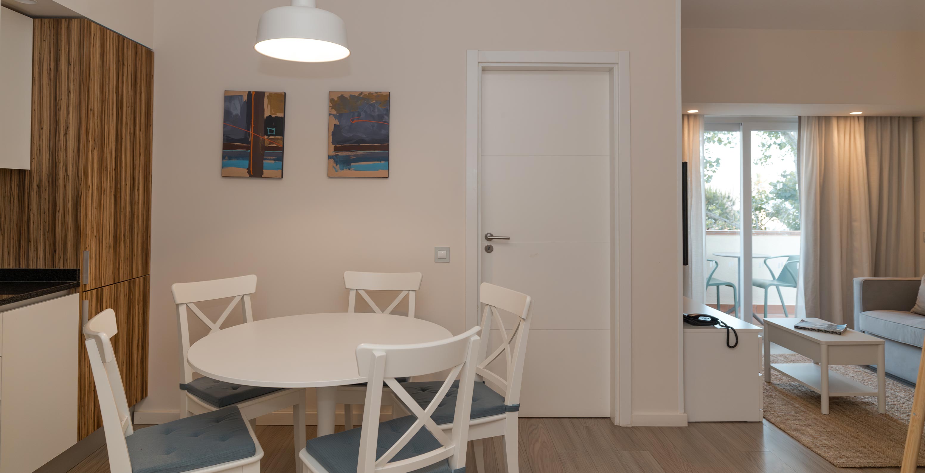 Villa 2 Slaapkamers Tuinzicht bij Pestana Alvor Beach Villas heeft woonkamer met bank, balkon en eettafel