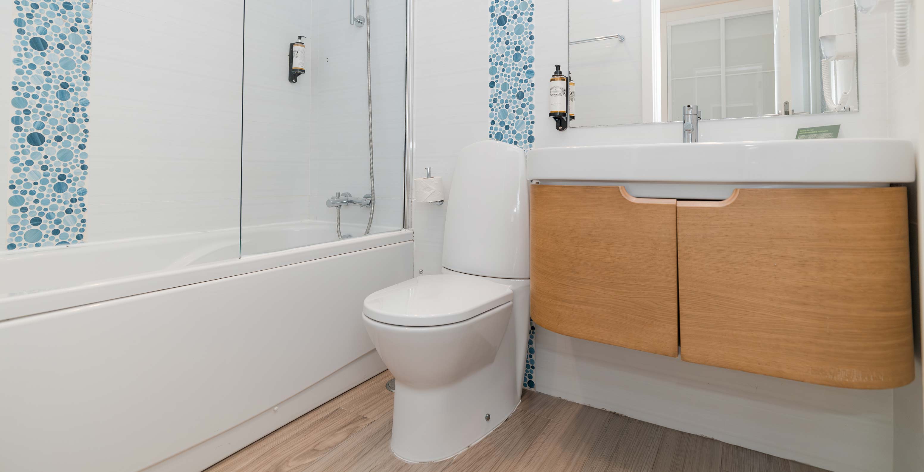 Villa 2 Slaapkamers Superior Tuinzicht bij Pestana Alvor Beach Villas heeft badkamer met bad, wastafel en spiegel