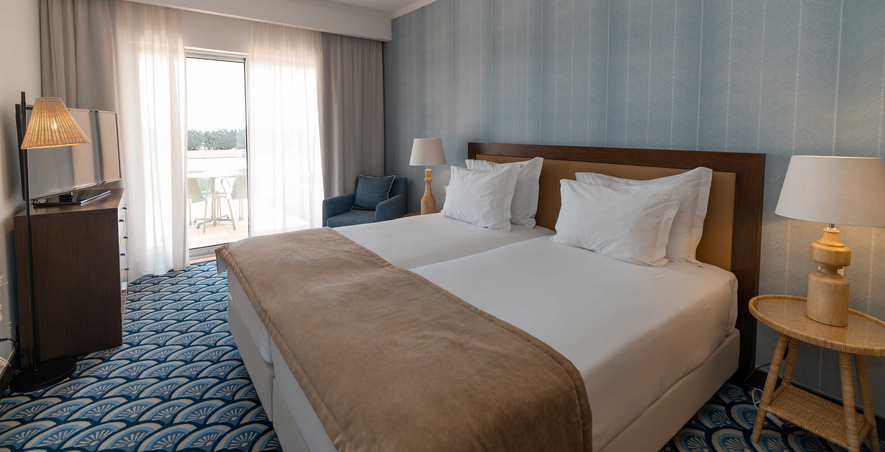 Appartement T1 Tuinzicht bij Pestana Alvor Beach Villas heeft een kamer met twee bedden en raam naar balkon