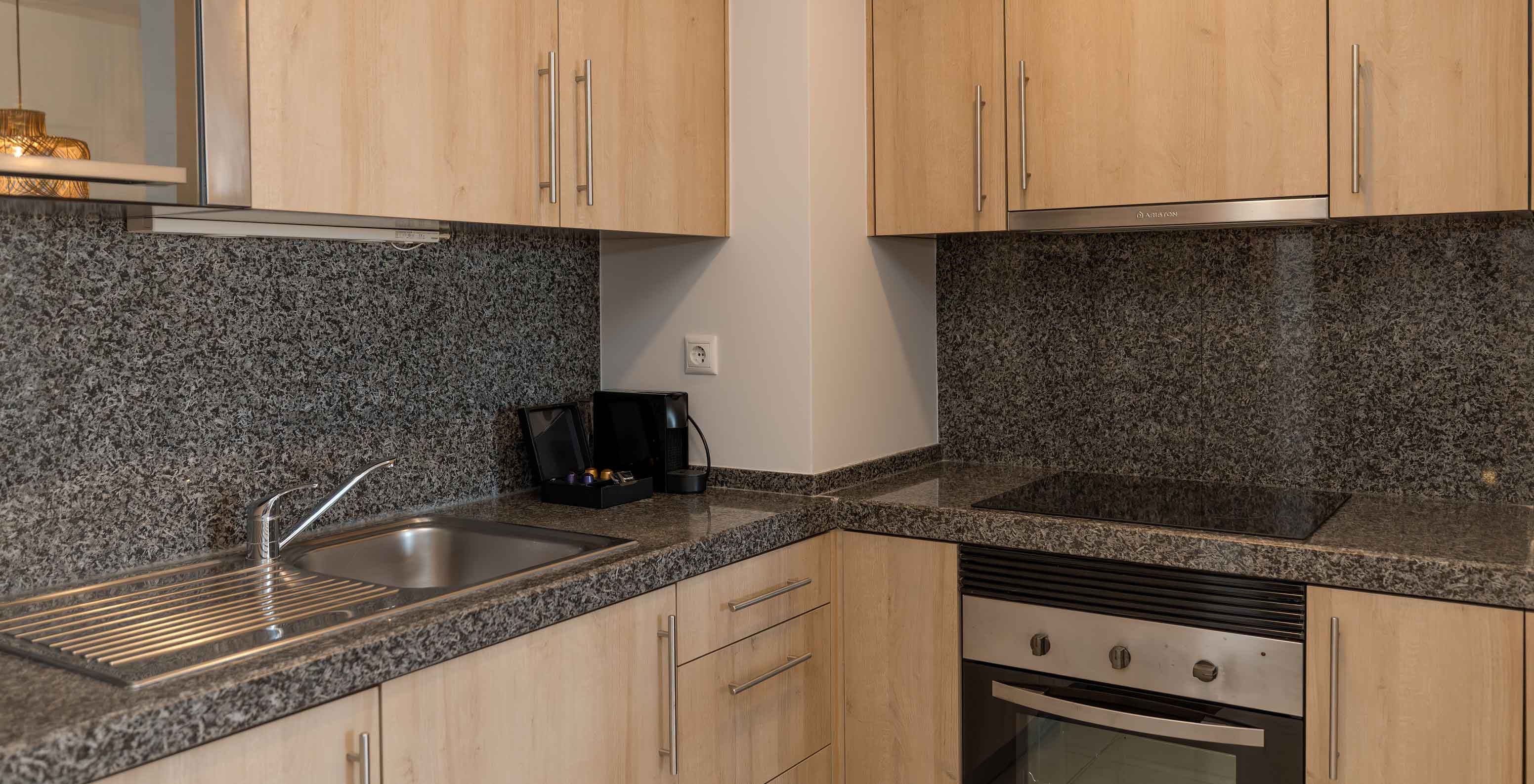 Appartement T1 Tuinzicht bij Pestana Alvor Beach Villas heeft een keuken met fornuis, gootsteen en koffiezetapparaat