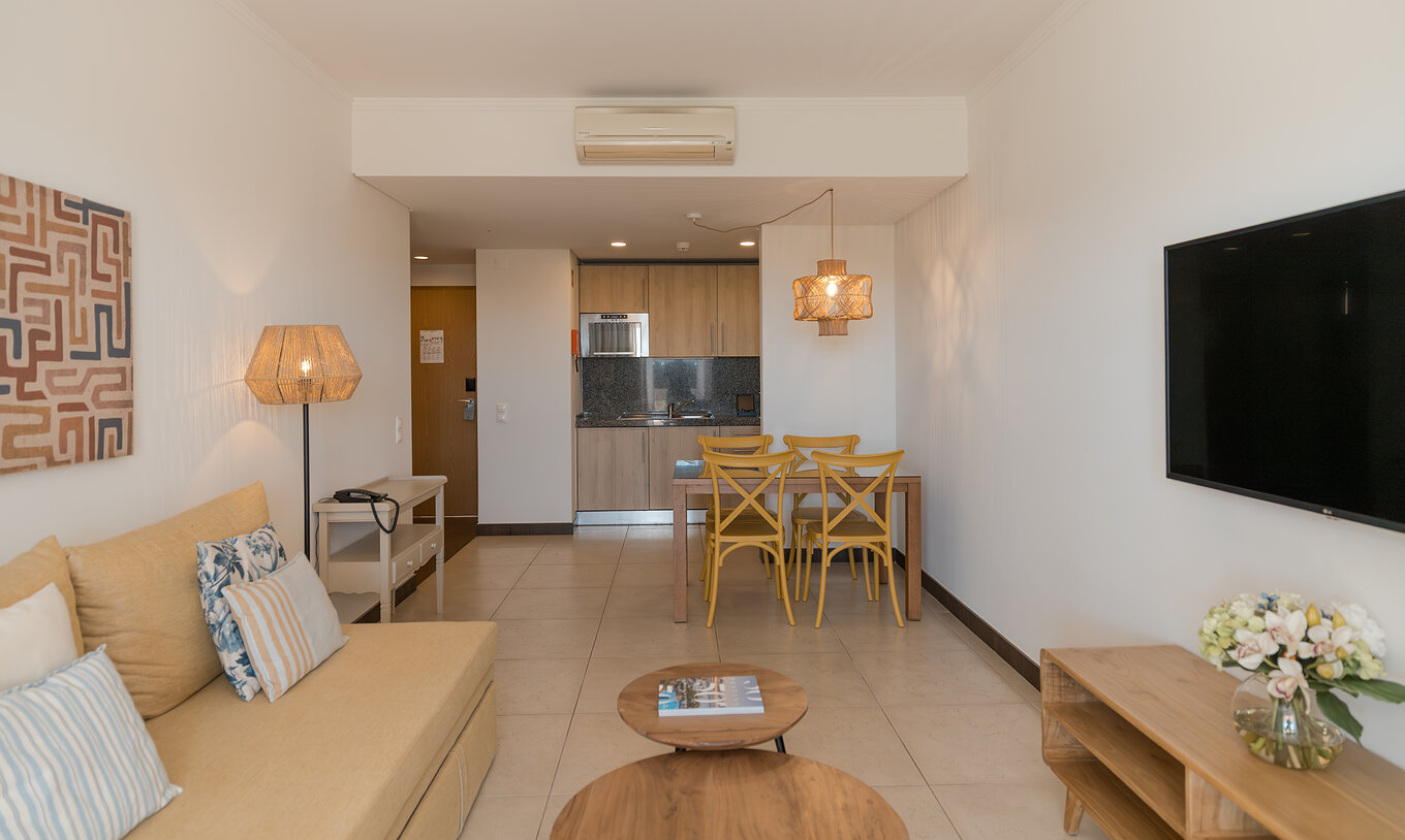 Appartement T1 Tuinzicht bij Pestana Alvor Beach Villas heeft een woonkamer met bank, tv en eettafel