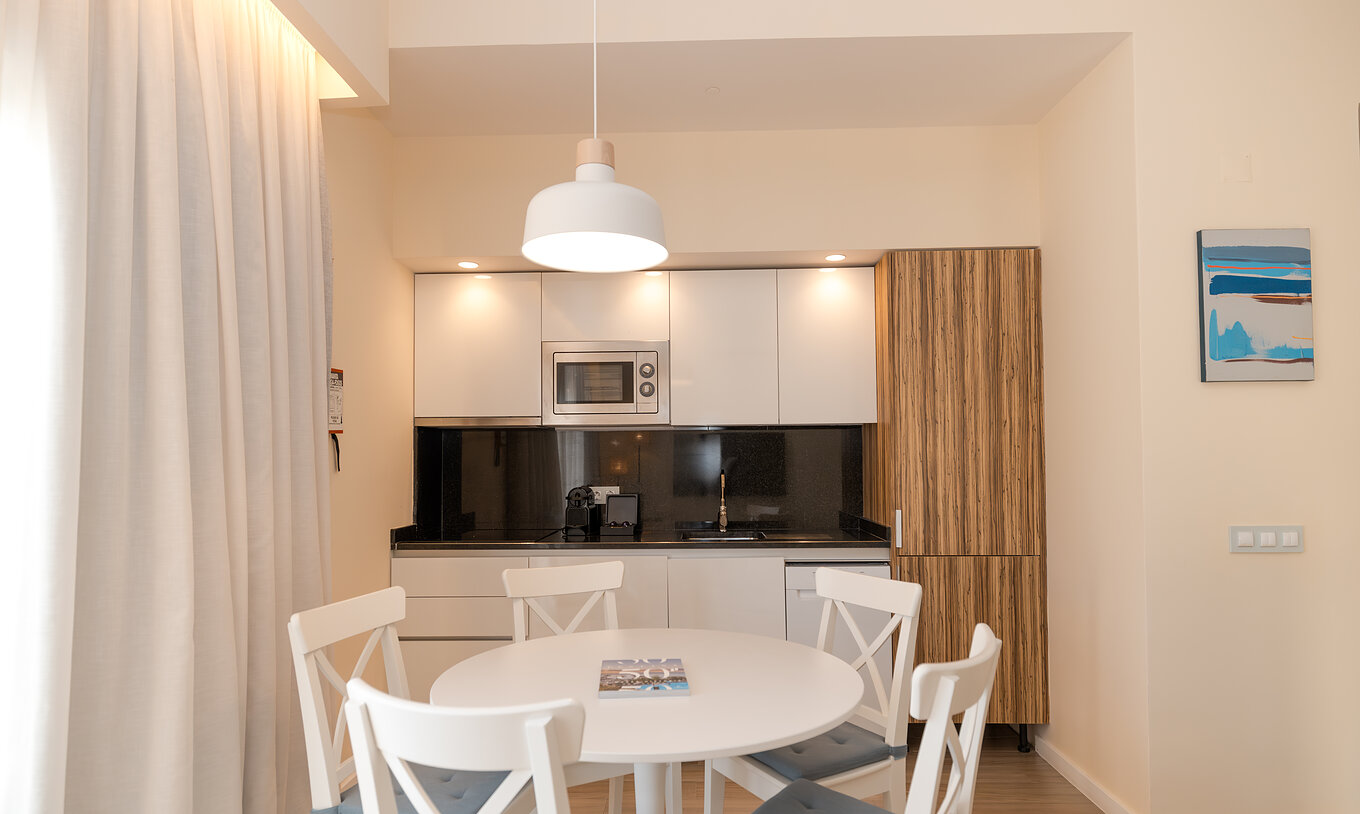 Villa 2 Slaapkamers Superior Tuinzicht bij Pestana Alvor Beach Villas heeft eettafel en uitgeruste keuken