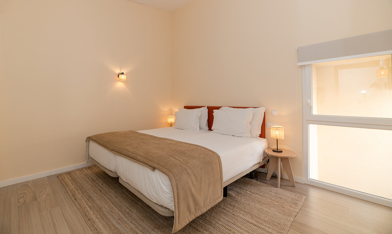 Villa 2 Slaapkamers Superior Tuinzicht bij Pestana Alvor Beach Villas heeft kamer met tweepersoonsbed en nachtkastjes