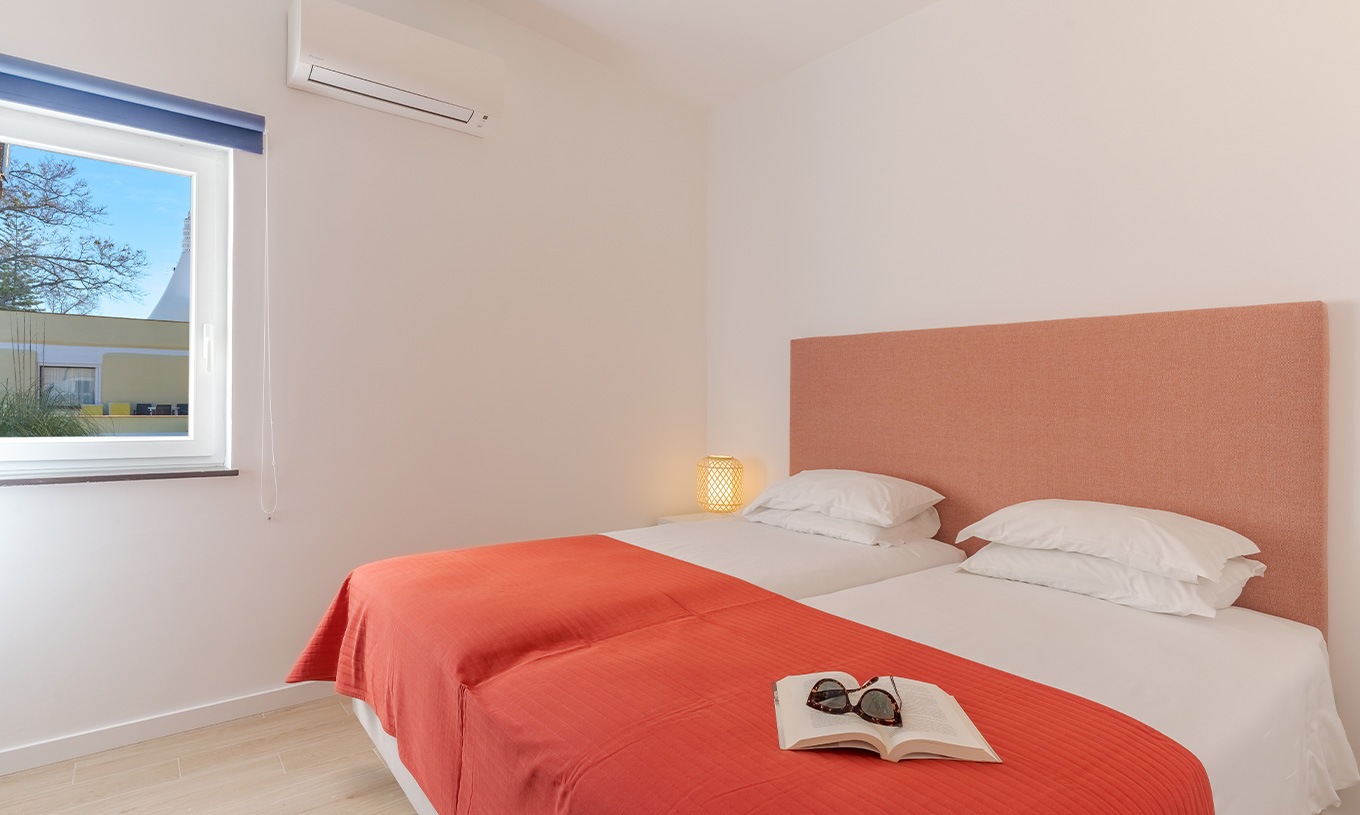 De Villa 3 Kamer met uitzicht op de tuin van Pestana Alvor Beach Villas heeft een slaapkamer met twee eenpersoonsbedden