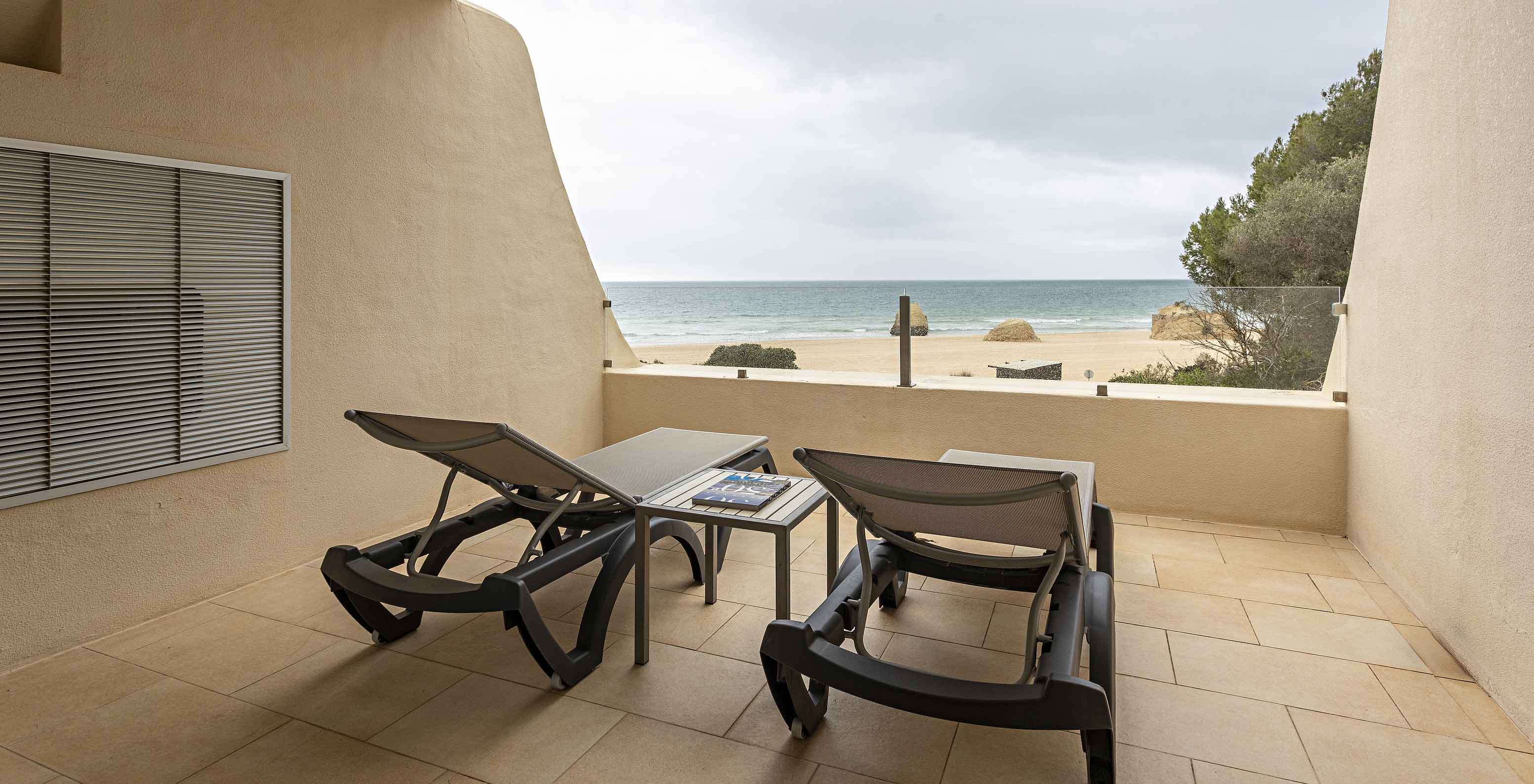 De Cliff Suite T1 van Pestana Alvor Praia heeft een balkon met twee ligstoelen en uitzicht op het strand