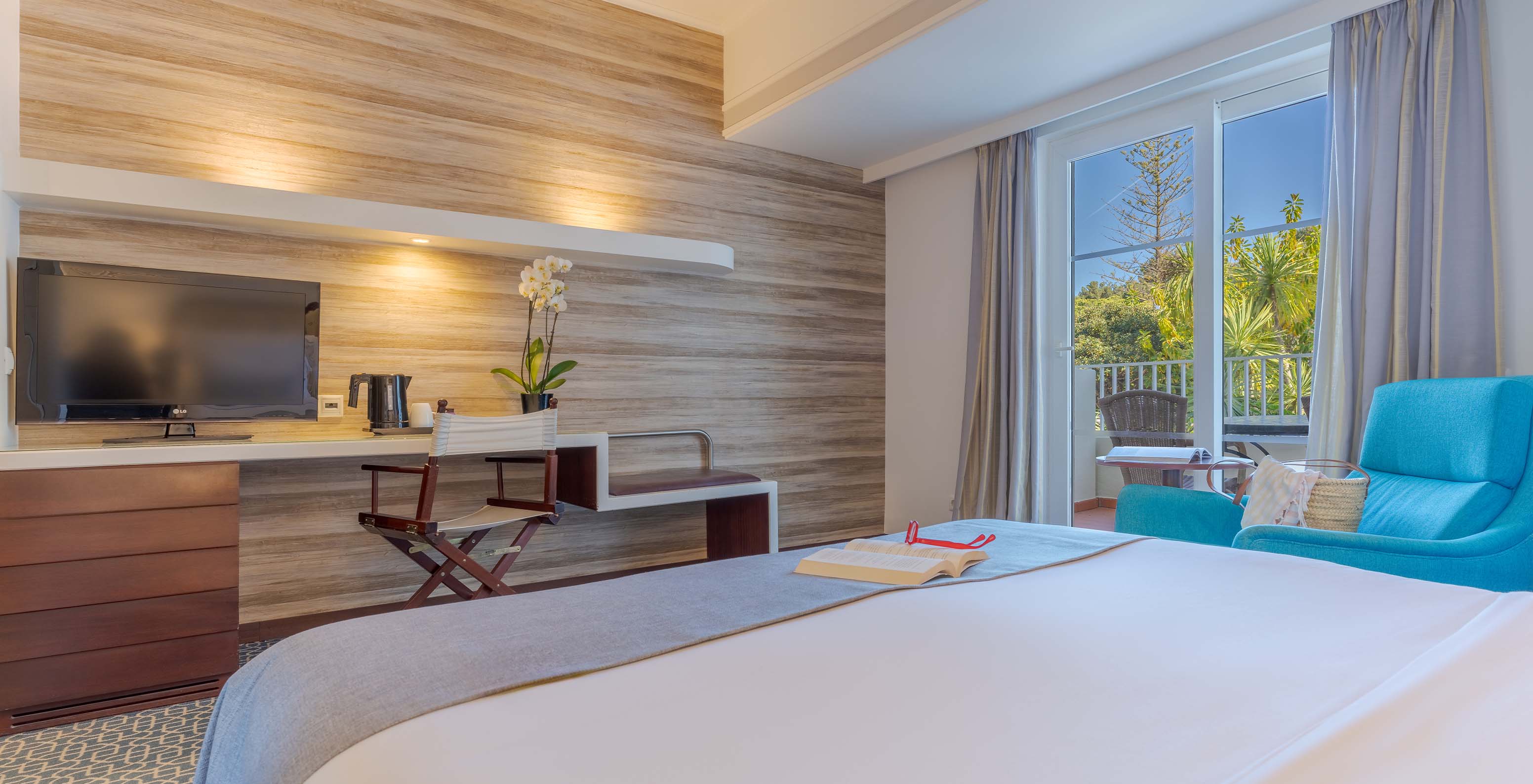 De Deluxe met uitzicht op de tuin van Pestana Alvor Praia heeft een tweepersoonsbed, televisie op bureau en raam naar balkon