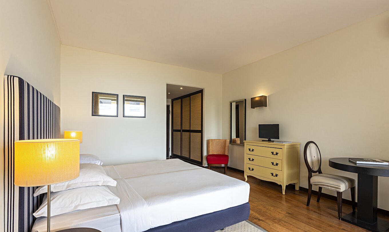 Het Cliff Studio in Pestana Alvor Praia heeft een slaapkamer met een tweepersoonsbed, televisie, spiegel en een kledingkast