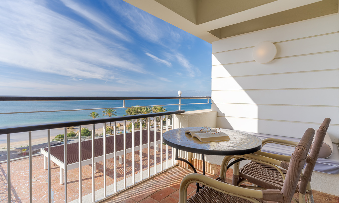 De Superior met uitzicht op de zee van Pestana Alvor Praia heeft balkon met tafel, stoelen en bank met uitzicht op de zee