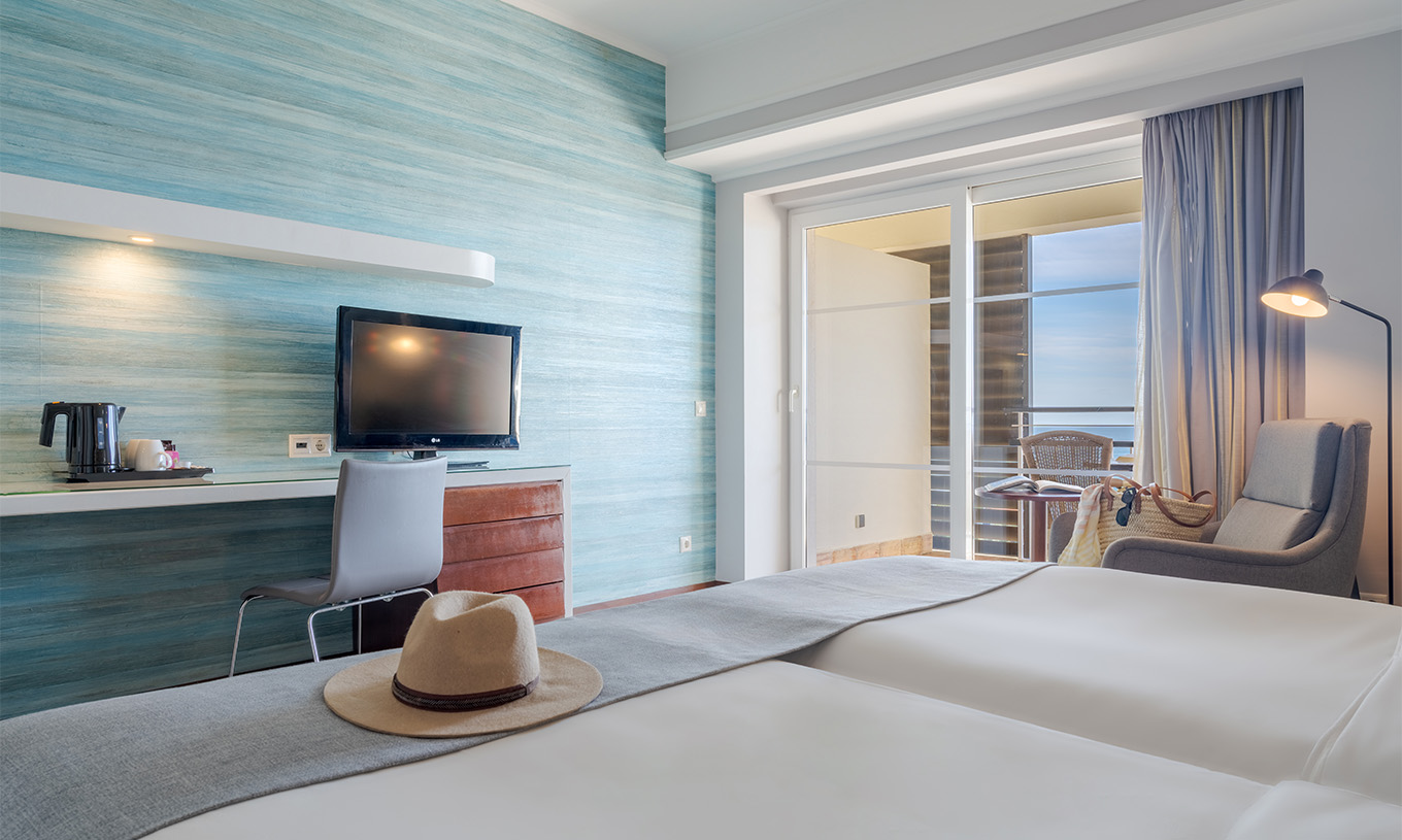 De Superior met uitzicht op de zee van Pestana Alvor Praia heeft twee bedden met fauteuil, bureau, televisie en balkon