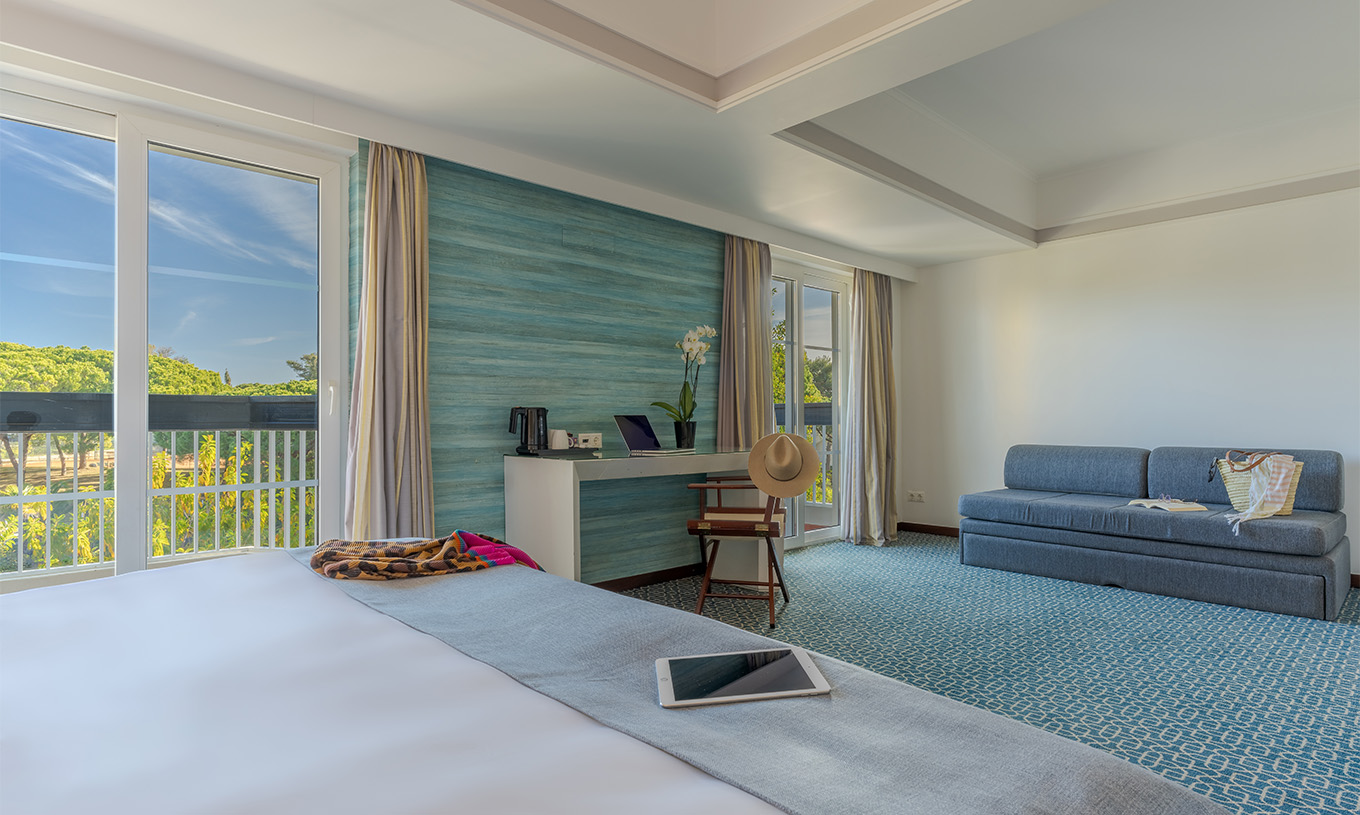 De Superior van Pestana Alvor Praia heeft een tweepersoonsbed, slaapbank, bureau met grote ramen en uitzicht op de tuin