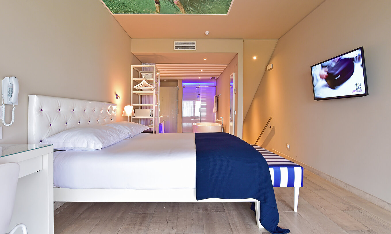 De Deluxe met uitzicht op de zee van Pestana Alvor South Beach heeft een tweepersoonsbed met badkamer in open ruimte