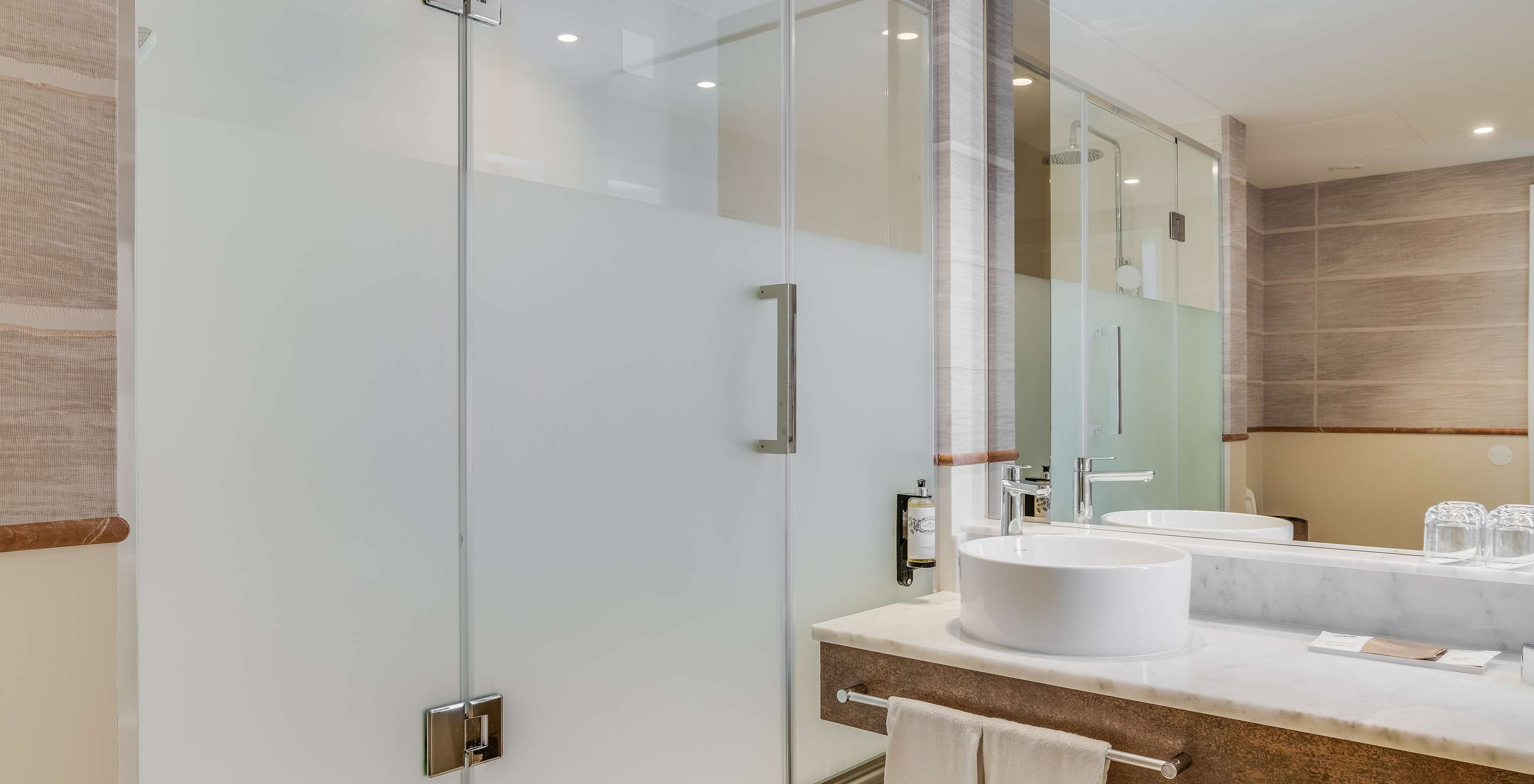 De Superior Familiekamer met Zeezicht van Pestana Blue Alvor Beach heeft badkamer met wastafel, spiegel en douche