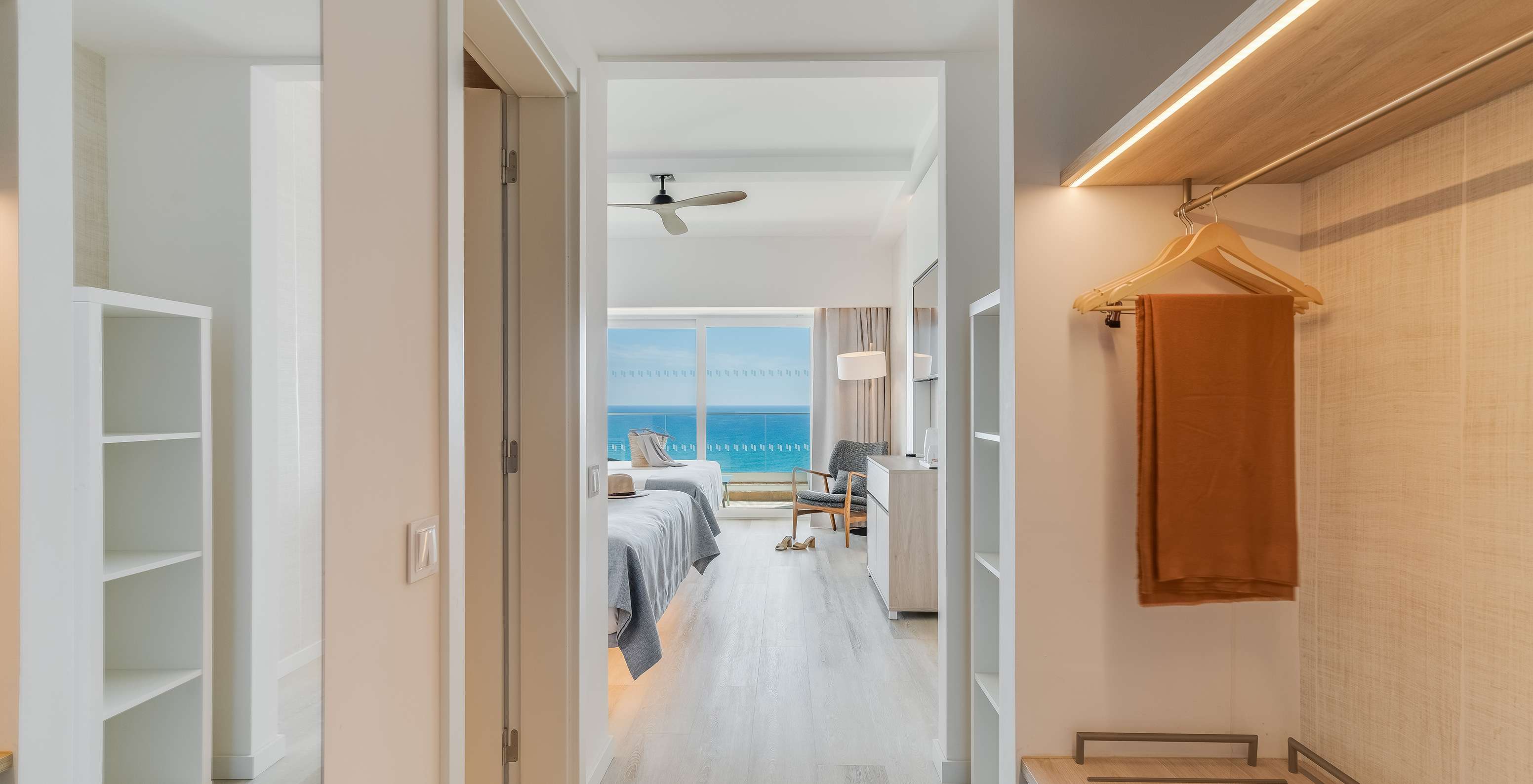 De Superior Familiekamer met Zeezicht van Pestana Blue Alvor Beach heeft gang met kast en spiegel en balkon