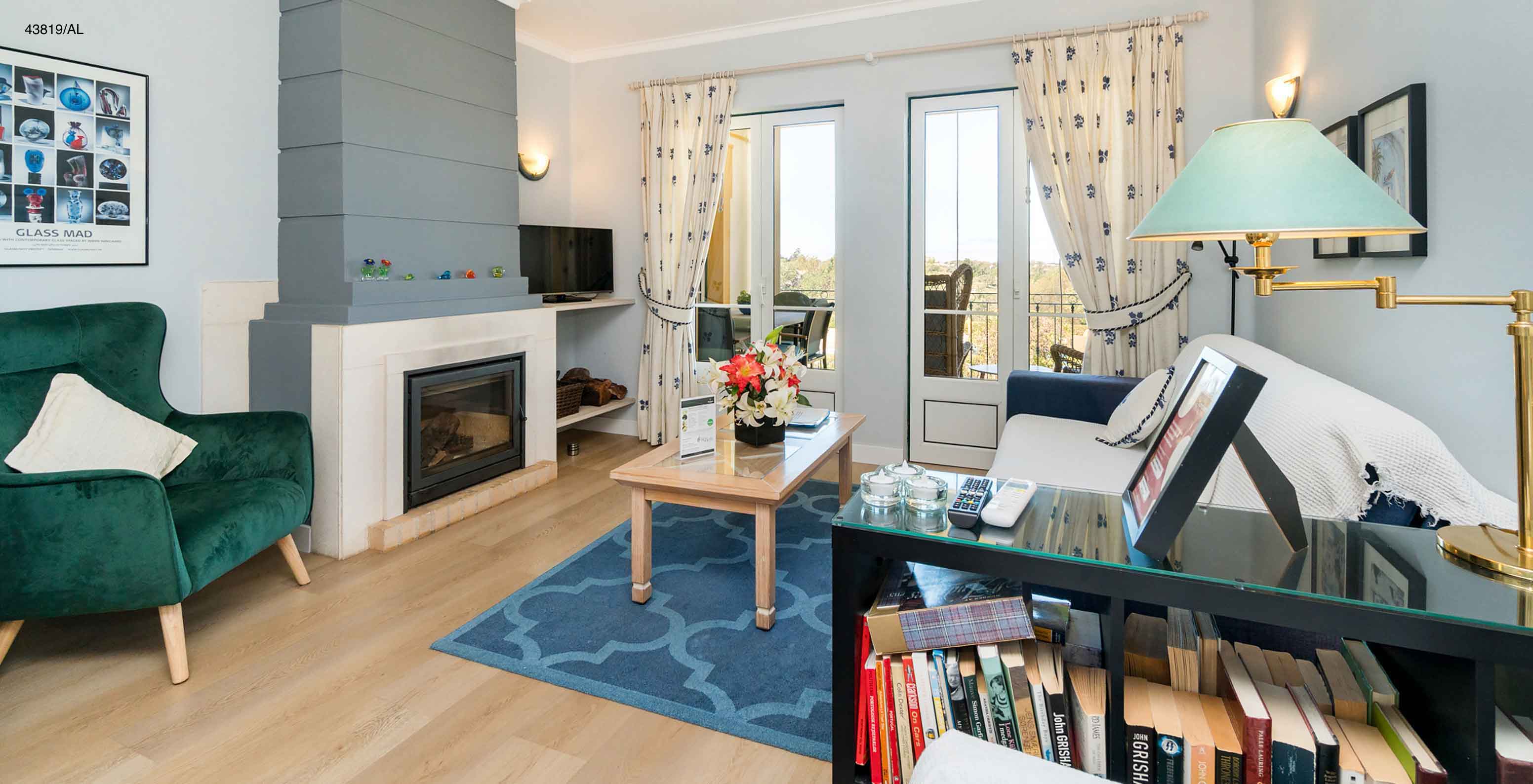 Het appartement Pestana Carvoeiro Golf T1 Superior heeft een woonkamer met een open haard, een bank en bijzettafels