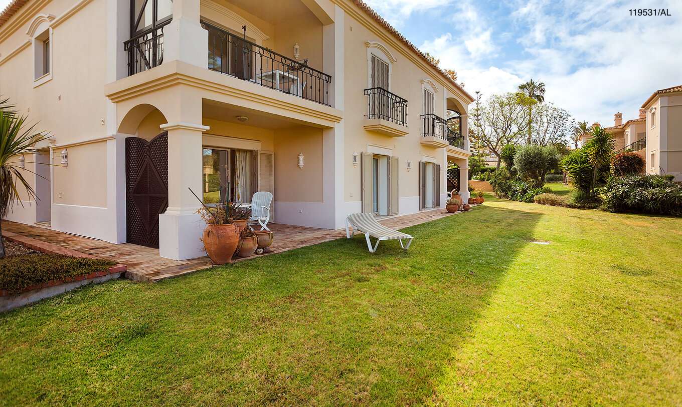 Het appartement Pestana Carvoeiro Golf T1 Standard heeft een buitenruimte met een balkon en een gazon