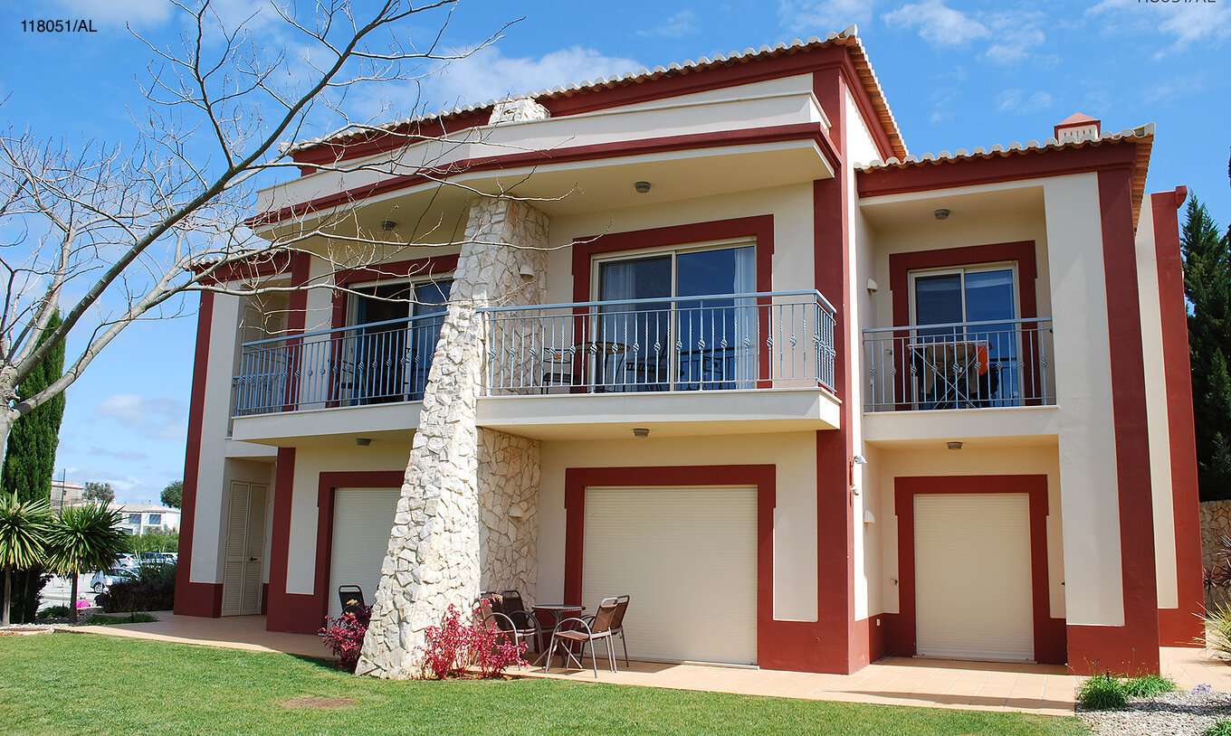 Het appartement Pestana Carvoeiro Golf T1 Superior heeft een buitenruimte met een balkon en een gazon