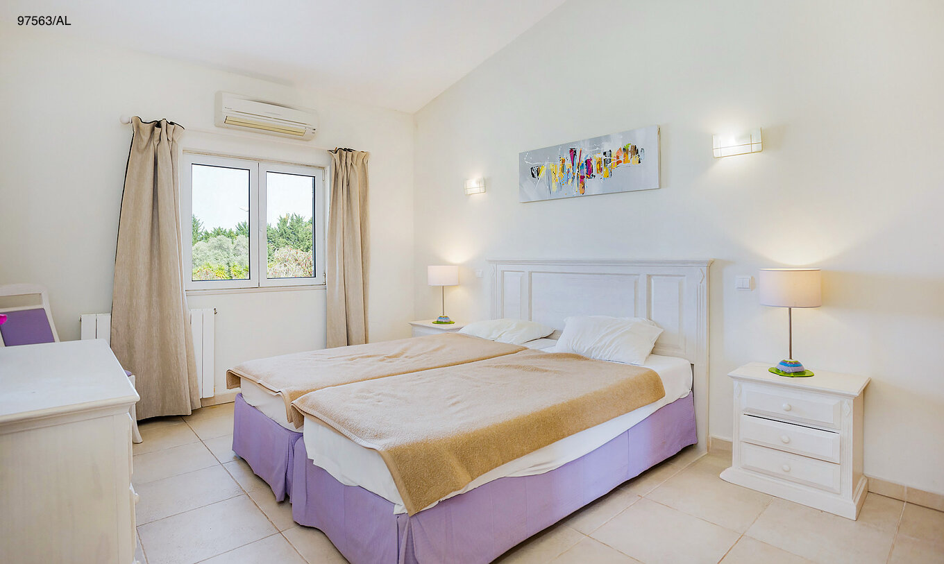 Het appartement Pestana Carvoeiro Golf T3 Superior heeft een slaapkamer met twee eenpersoonsbedden en een nachtkastje