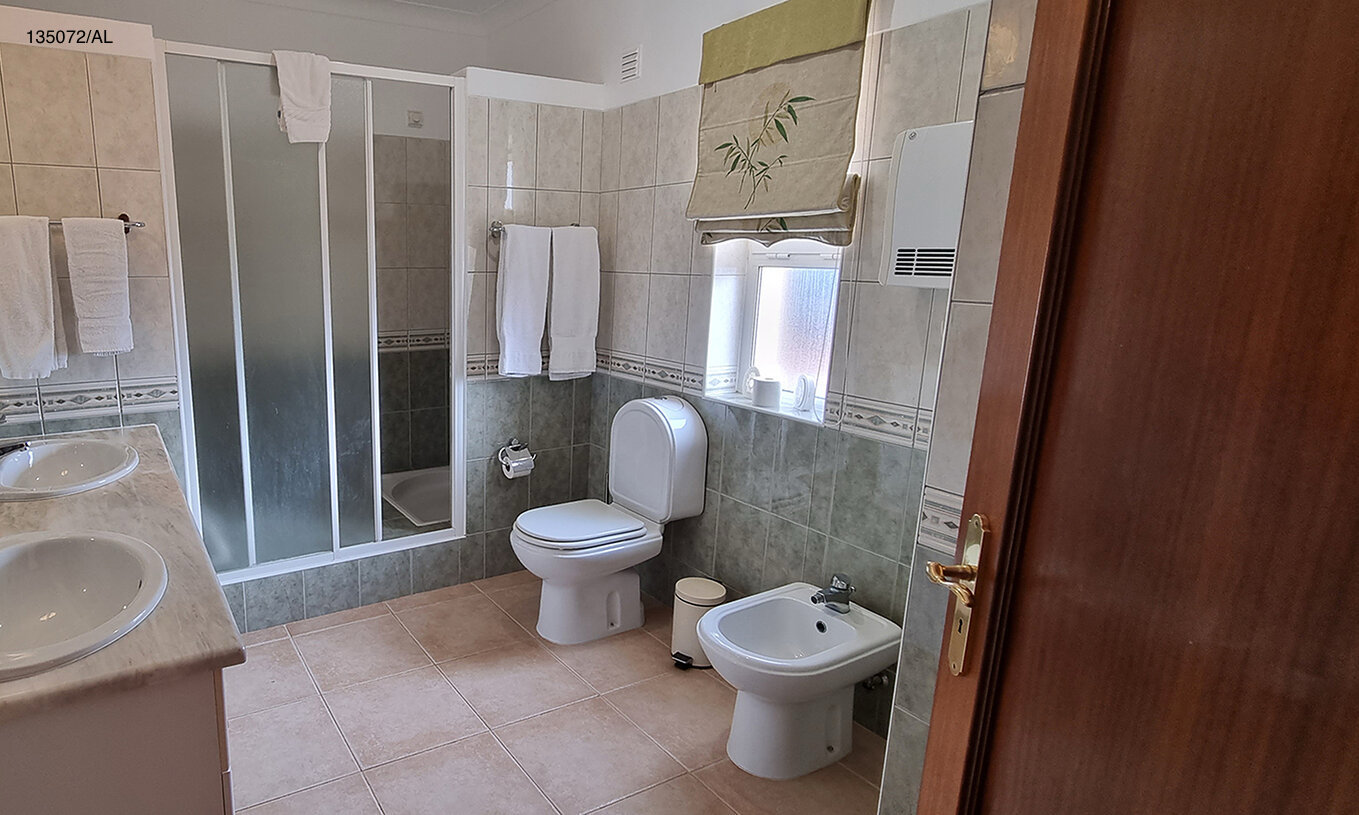 De villa Pestana Carvoeiro Golf V3 Standard heeft een badkamer met toilet, twee wastafels en een douche