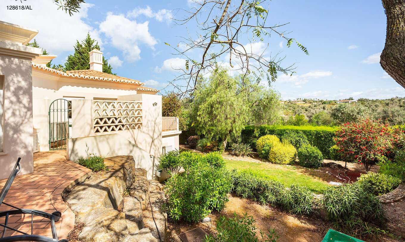 De villa Pestana Carvoeiro Golf V3 Superior heeft een buitenruimte met een gazon en bomen