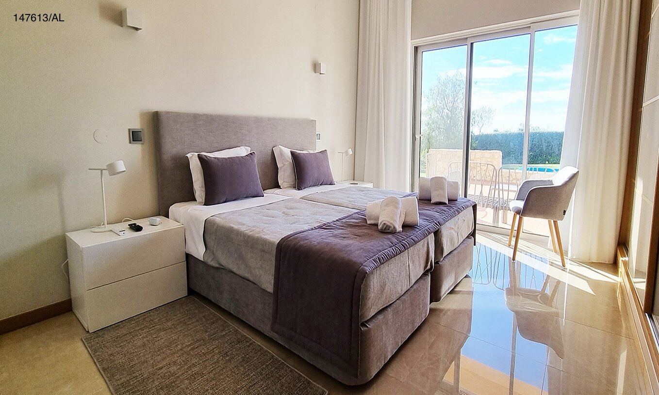 De villa Pestana Carvoeiro Golf V5 Superior heeft een slaapkamer met twee eenpersoonsbedden en een nachtkastje