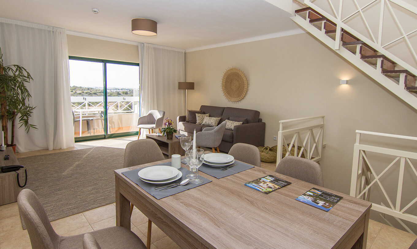 De Appartement T2 van Pestana Gramacho Residences heeft een woonkamer met een tafel met stoelen en een bank