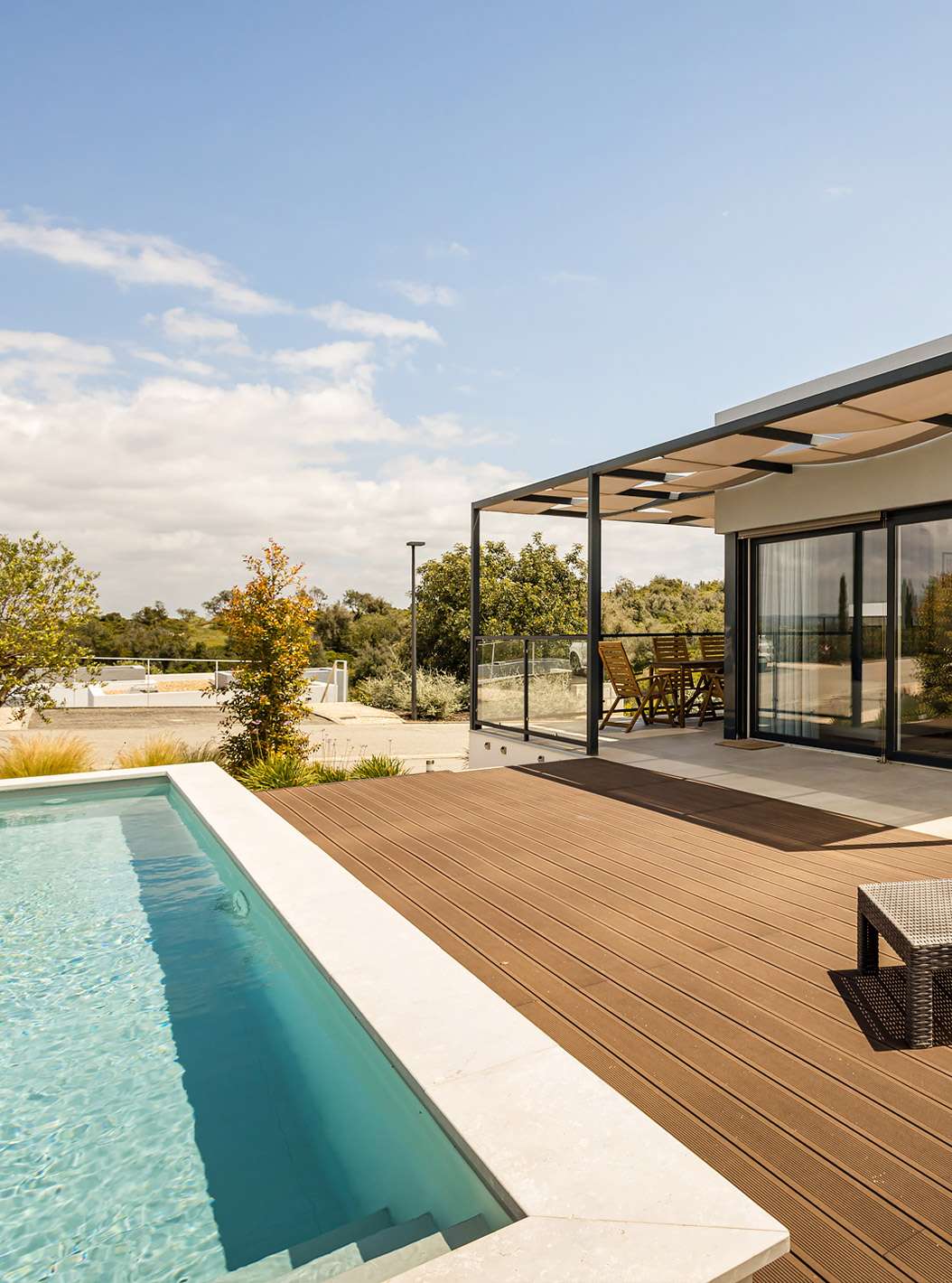 De Premium Villa 3 slaapkamers - 4 volwassenen van Pestana Valley heeft een terras met een zwembad en een pergola