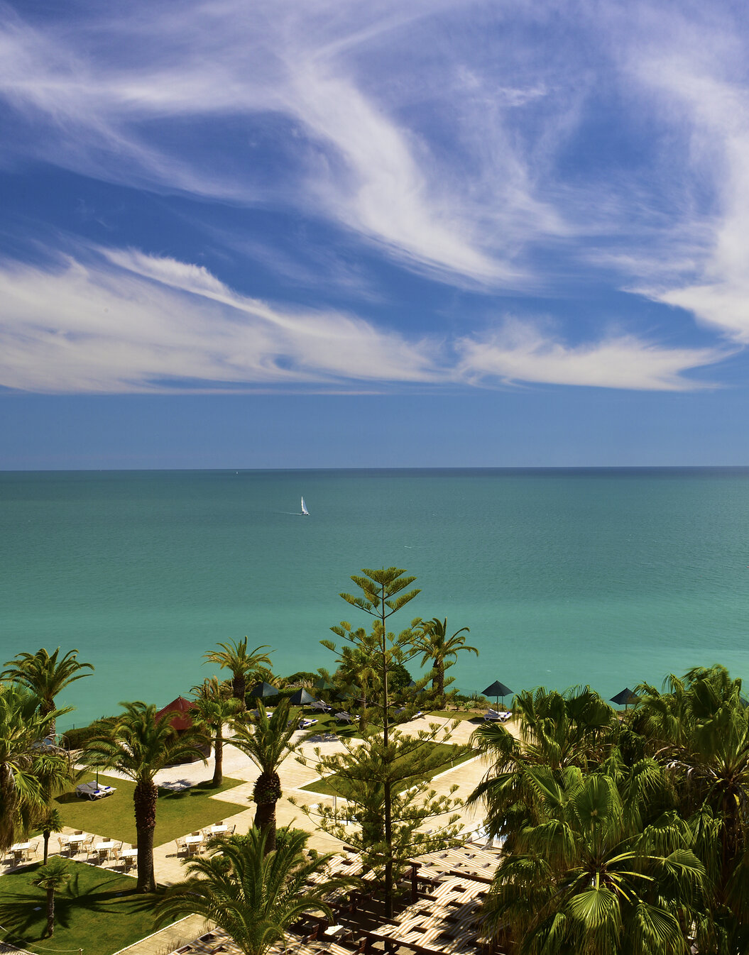 Panoramisch uitzicht Pestana Viking, palmbomen rondom buitenzwembad met strandtoegang