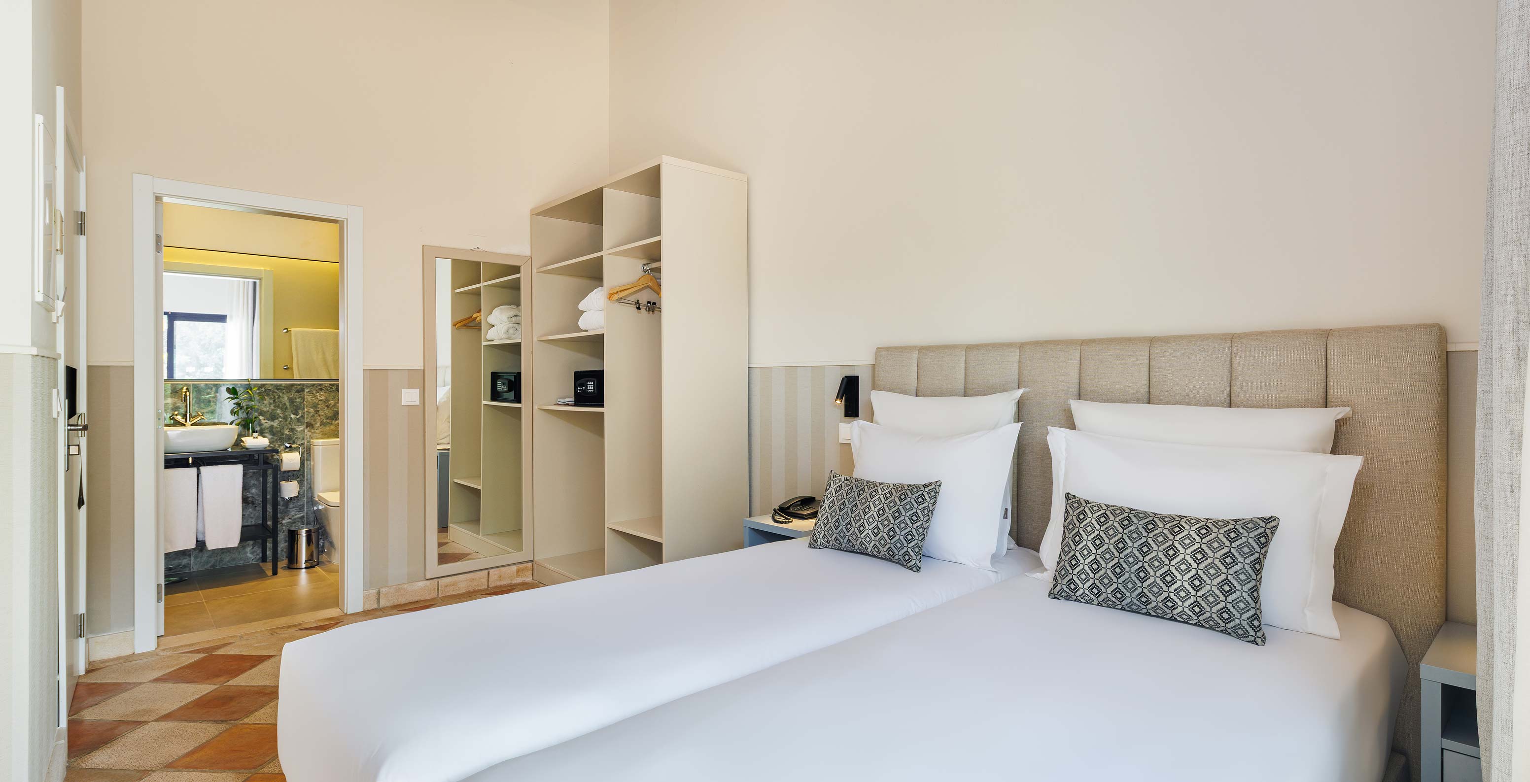 De Family Garden View bij Pestana Vila Sol - Vilamoura heeft twee eenpersoonsbedden, spiegel en badkamer