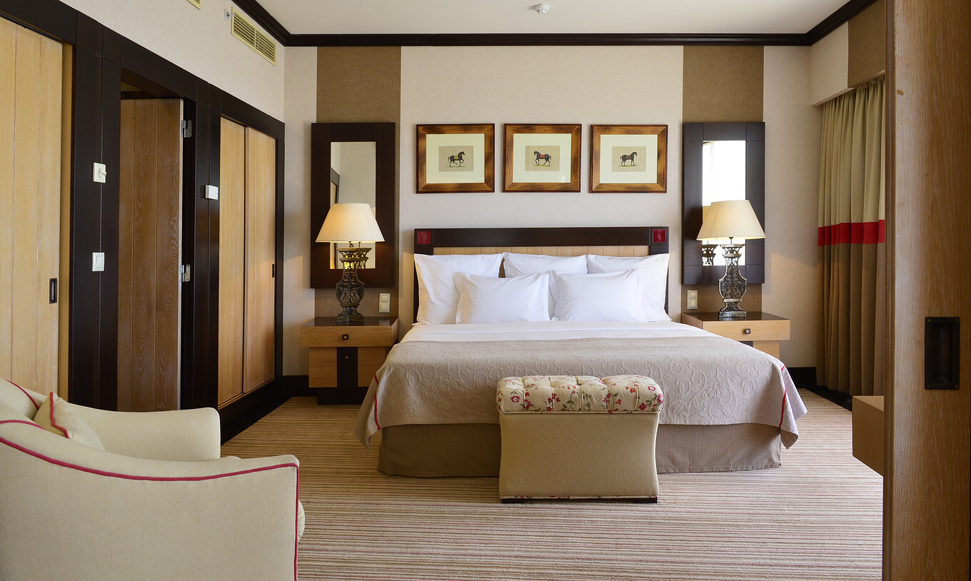 De Presidential Suite van Pestana Vila Sol - Vilamoura heeft een slaapkamer met tweepersoonsbed en nachtkastjes met spiegel