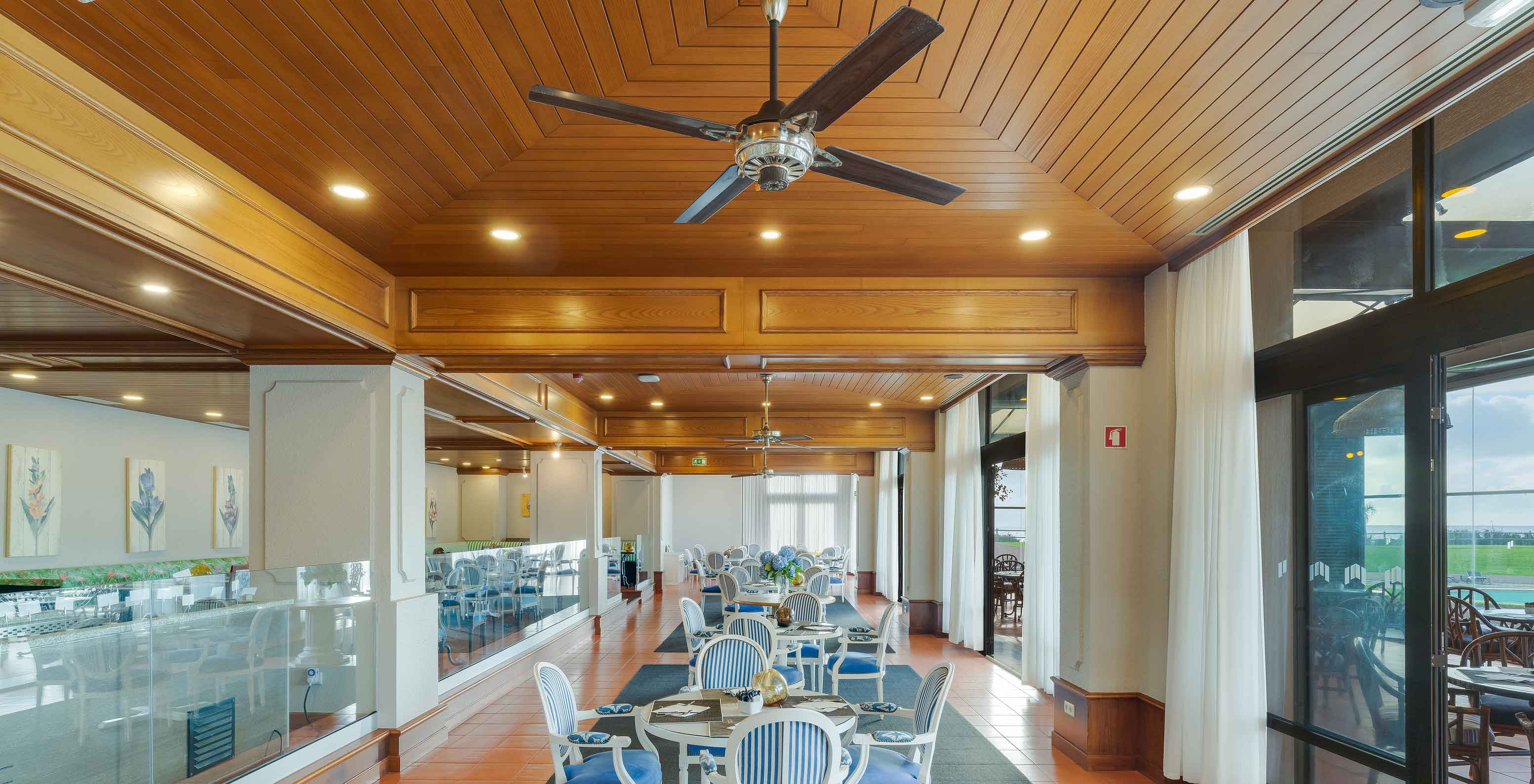 Restaurant Lugar da Praia in Pestana Bahia Praia met tafels, stoelen, houten plafond en grote ramen met uitzicht