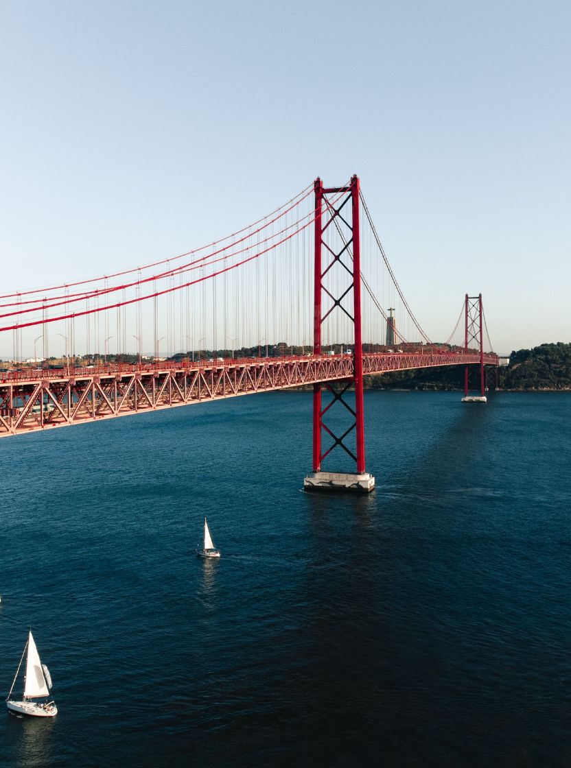 Panoramisch uitzicht op de stad Lissabon, met de rivier de Tejo, verschillende boten en de 25 Aprilbrug