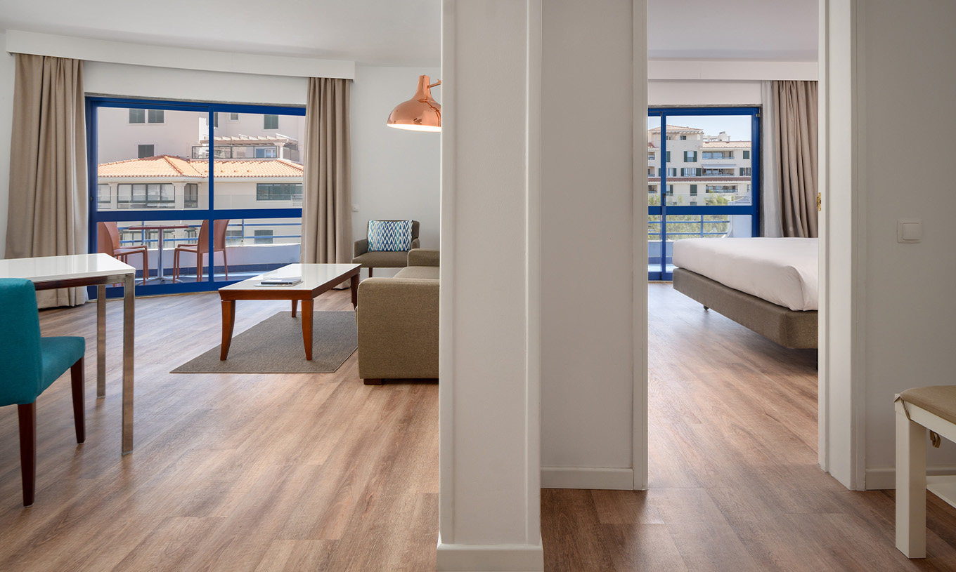 De Deluxe Suite met Zeezicht van Pestana Cascais heeft een woonkamer met bank, salontafel en balkon
