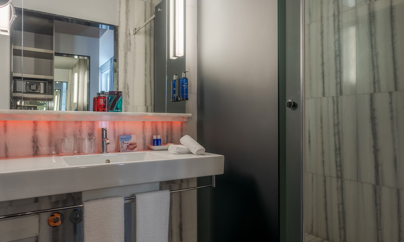 De CR7 Superior Rooftop van Pestana CR7 Lisboa heeft een badkamer met spiegel, wastafel en douche