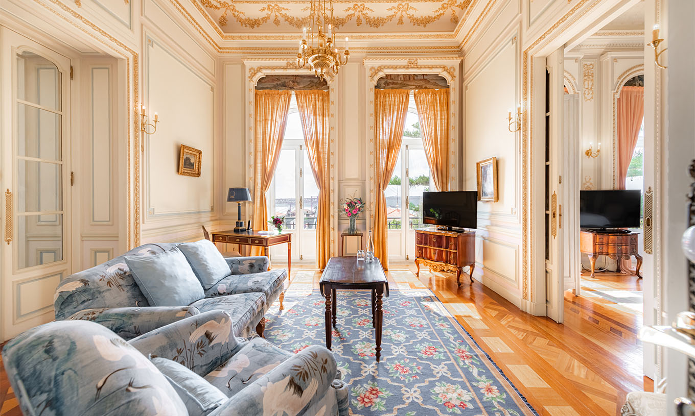 De Suite D. Manuel/ D. Luís Filipe van Pestana Palace Lisboa heeft een luxe woonkamer met bank, televisie, raam en tapijt