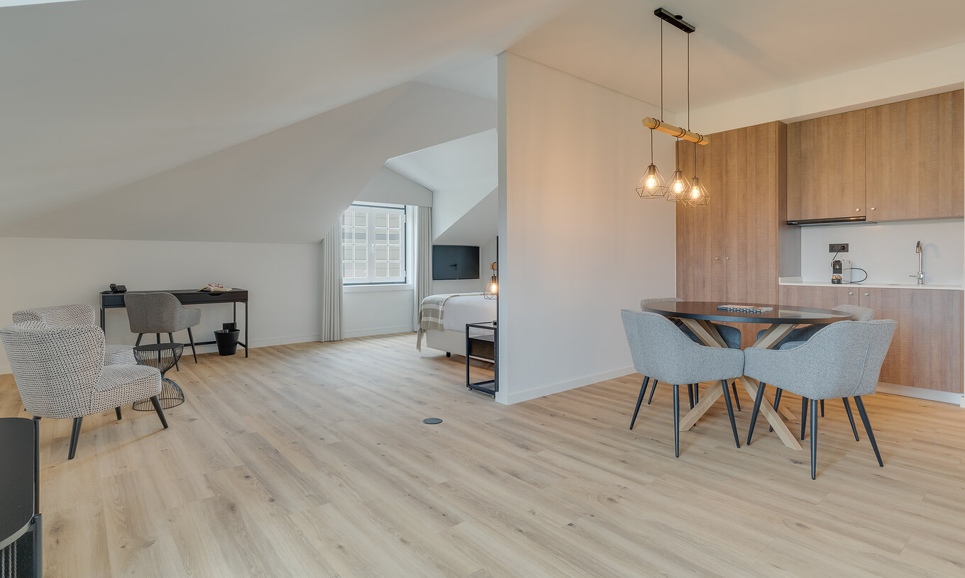 De Suite - Clubhouse van Pestana Sintra Golf heeft een kitchenette, een eettafel, twee fauteuils en een bureau