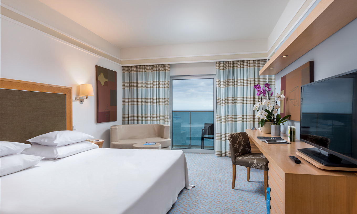 De Classic Twin Sea View Superior van Pestana Carlton Madeira heeft een tweepersoonsbed, televisie, bureau en balkon