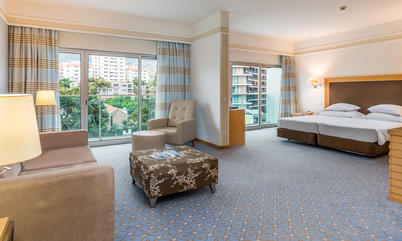 De Family Twin van Pestana Carlton Madeira heeft een zithoek met banken, een tweepersoonsbed en twee balkons