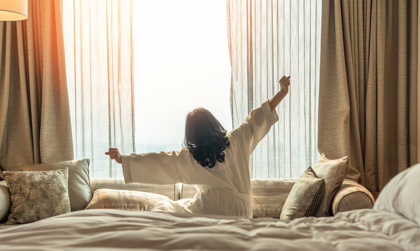 Het T1 Appartement Van Pestana Madeira Beach Club Heeft Een Groot Raam Met Beige Gordijnen Een Bank En Een Tweepersoonsbed